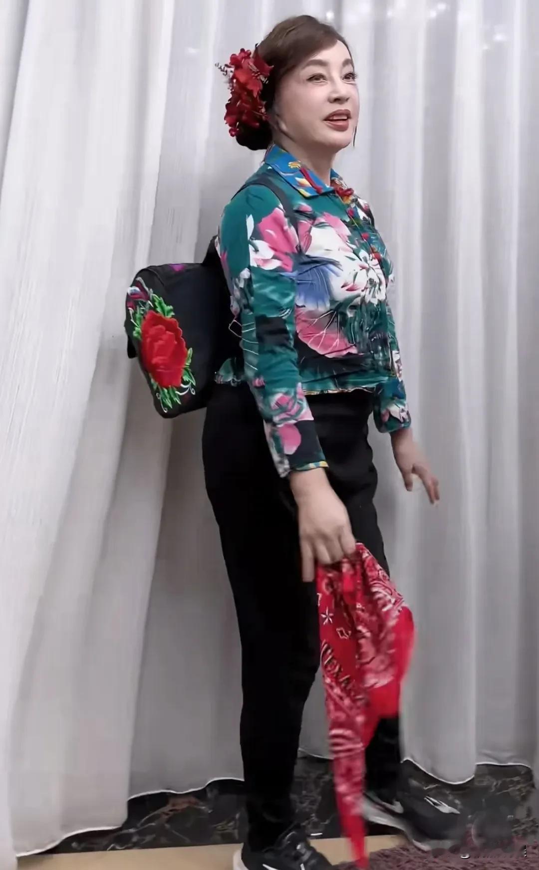 刘晓庆马年的除夕夜，和好友一起度过。她真的活得好肆意、好幸福啊！盘着头发的她