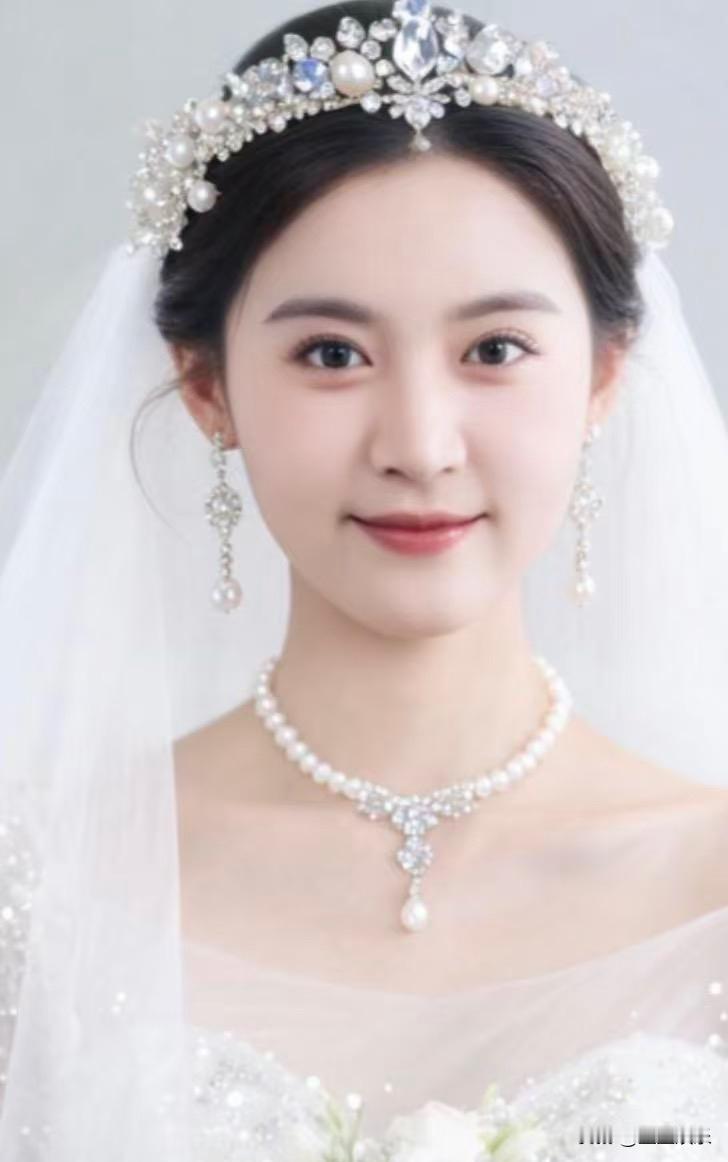 爆火的短剧，正在悄悄淘汰一批女演员。翟一莹卡住了。合作过无数短剧男神，数据漂