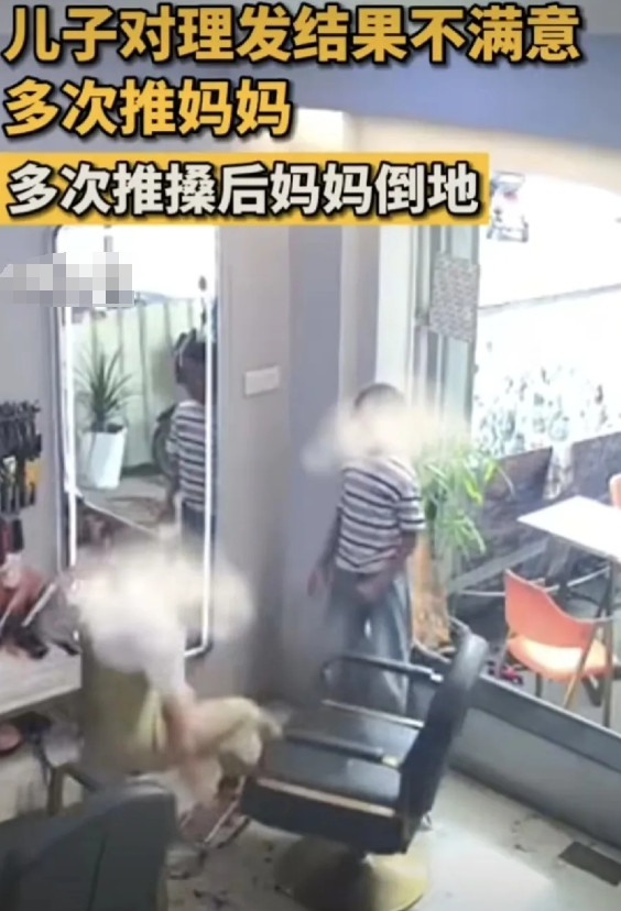 孩子这么小就敢推妈妈，长大了可怎么办？母亲带着孩子去理发，结果理发效果不理想，孩