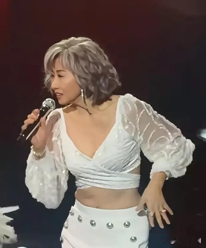 64岁的叶倩文依旧活力四射，犹如30岁的青壮年时期。看她这个腰腹，多少年轻人体脂