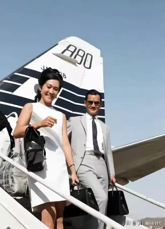 这张照片定格了年轻时的连战与夫人连方瑀走下飞机舷梯的刹那。连方瑀身着一袭简约白
