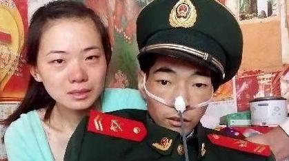 照片上这个人裹着空荡荡的军装，骨头架子撑起最后一点精气神，搂着媳妇挤出笑容拍了张