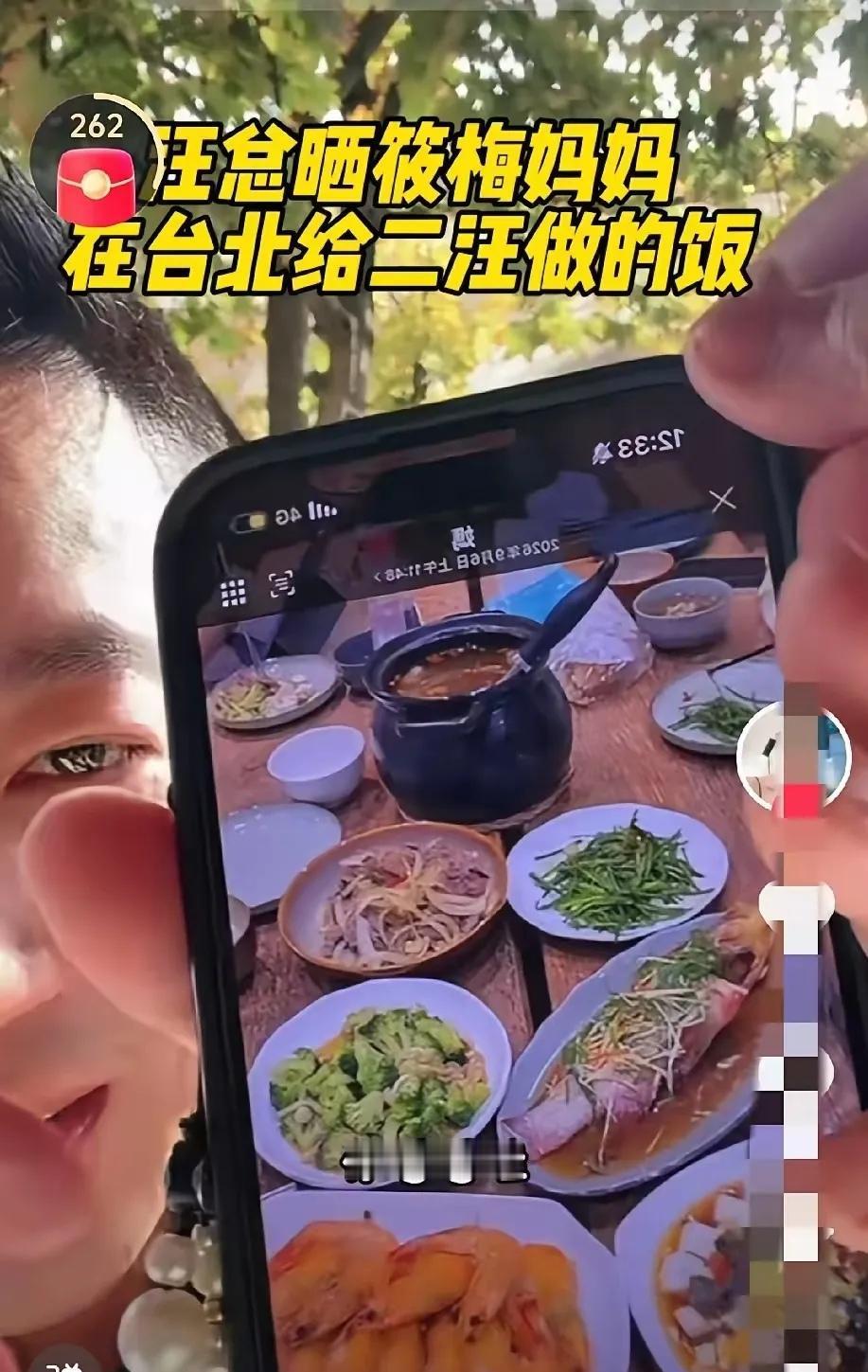 汪小菲出差在外，女儿发来一张照片。照片是姥姥做的一大桌菜，配了一句话：姥姥做