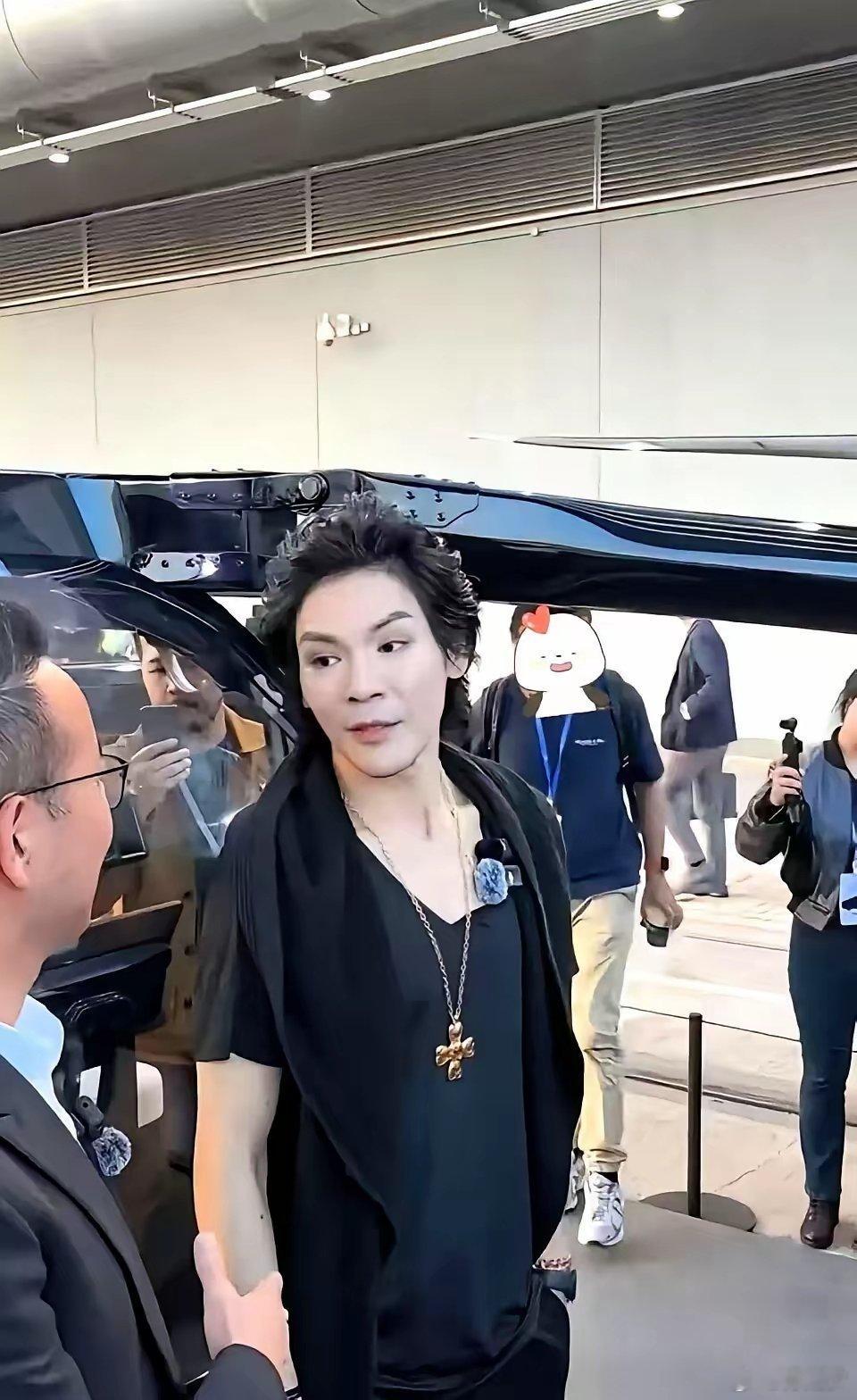郭碧婷可能又感到困扰了，这次不是因为老公向左变成了“姐妹”，而是一打开家门，发现