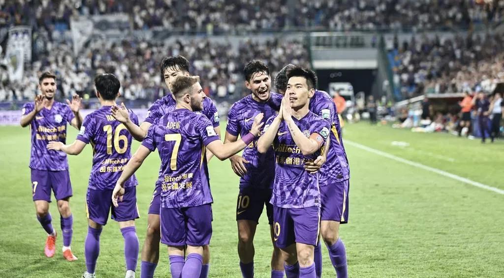 海港球迷为津门虎容祝福！今天津门虎再主场2-1击败成都蓉城拿下3分！这样也让海港