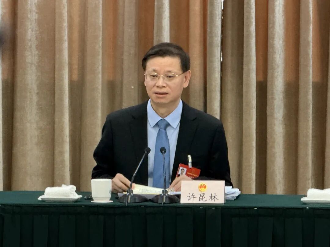 “办事大厅收材料的人，都能收1600多万”，省委书记怒批！