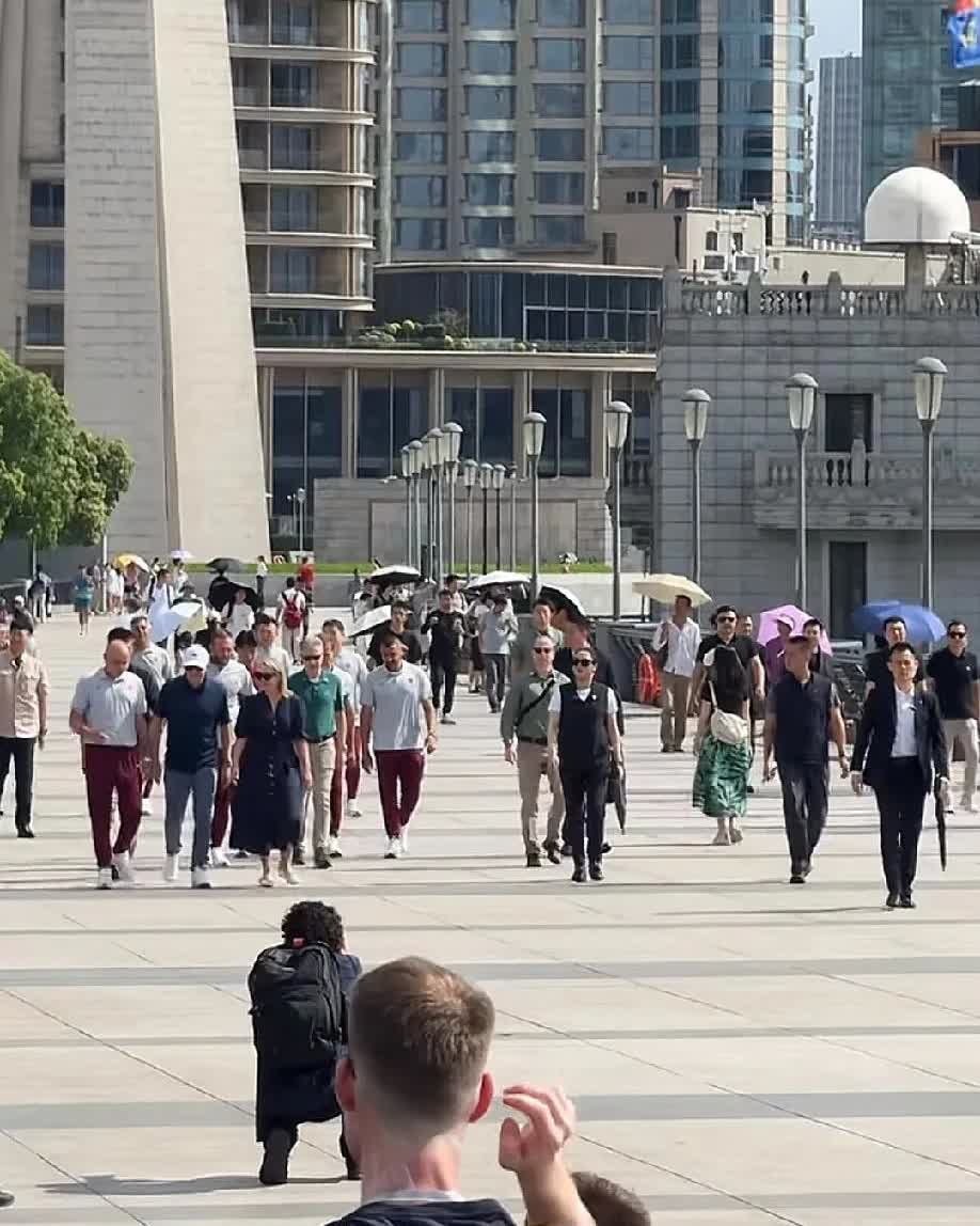 澳大利亚总理阿尔巴尼斯在上海街头带着不少随行人员游玩参观，前后跟随大量的记者，看