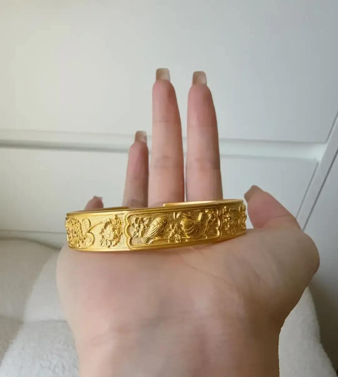 我六年前结婚，婆家递给我一根刻着80g的小金条，红绒布一衬，闪得我心花怒放。我