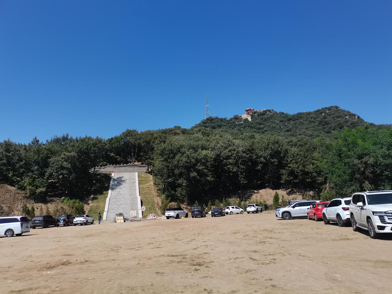 太子岩奶奶顶在邢台内丘神头村有一座古庙扁鹊庙站在扁鹊庙内西望群山之中