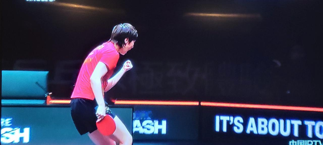 幸亏是曼昱迎战张本美和，祭出反手发球，才得以4:2战胜对手，晋级八强！前两局曼