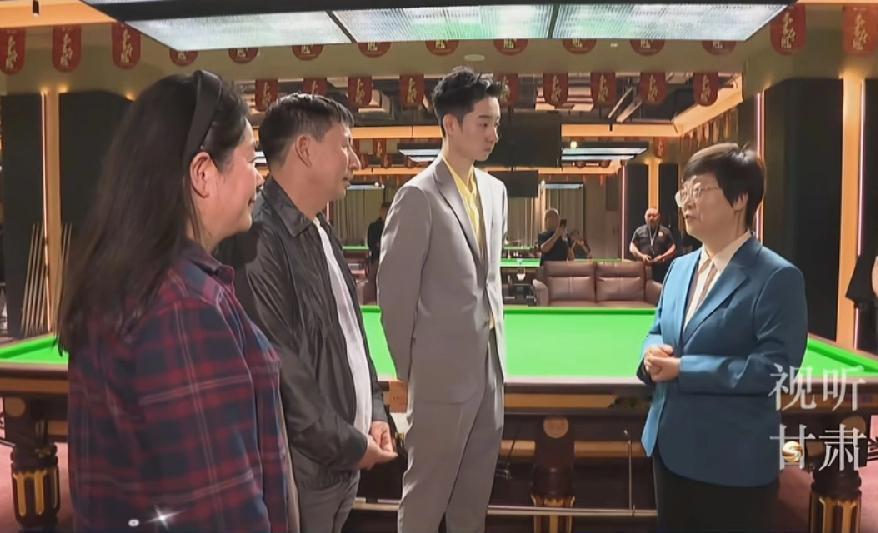 吴宜泽一家三口与甘肃省领导交谈，这是吴宜泽夺冠后，首次会见慰问，而且亲自上门，到