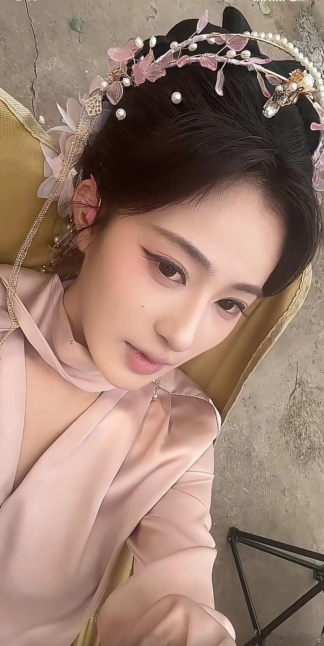 这个新人演员朱艺莉像🍍🍊的结合体