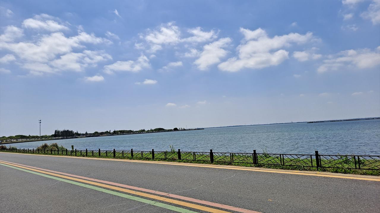 蓝天白云绿树……美丽的淀山湖！