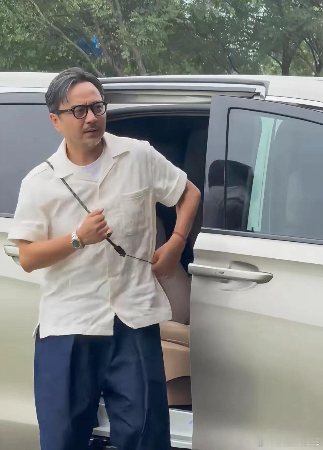 汪涵这步棋，下得是真高明。51岁了，愣是钉在长沙没挪窝。你看娱乐圈那些腕儿，红了