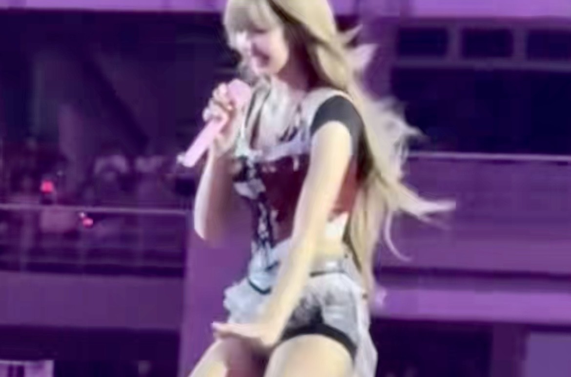 粉丝在演唱会上送Lisa一个Labubu，却被Lisa丢回，并露出嫌弃的表情，