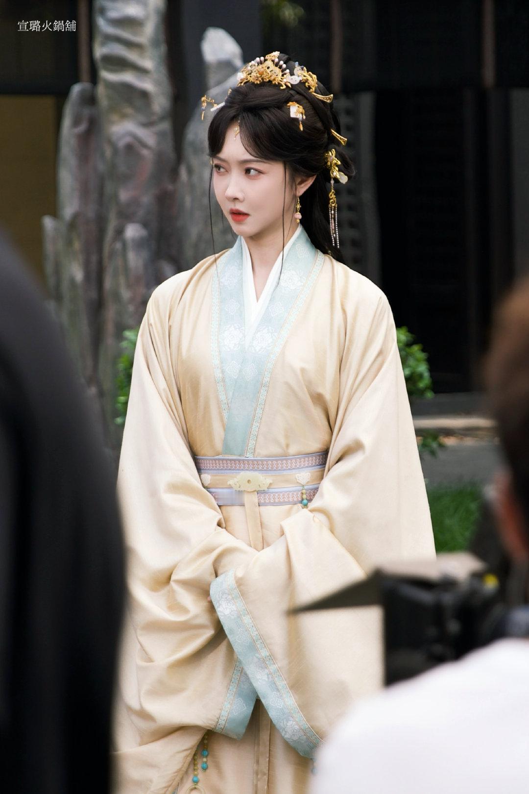 宣璐归良辰路透上班路透一出，直接美住！这妆造太对味了，和之前角色完全不一样，期