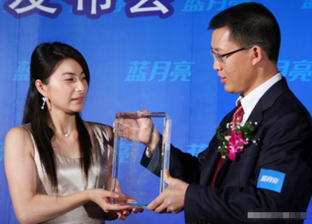 2008年，跳水冠军郭晶晶以2亿高价代言蓝月亮，谁知初期销量惨淡，公司亏