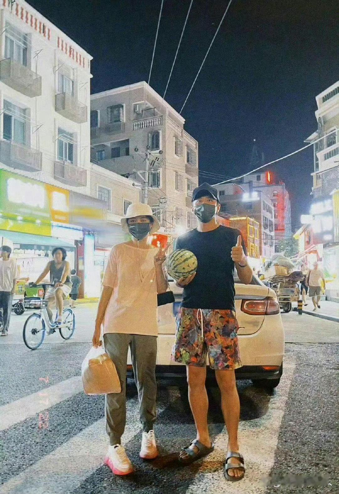 孙俪和邓超逛厦门夜市，孙俪居然吃了南昌拌粉，这两口子穿成这样是真夫妻了，夜晚的口罩帽子肯定不是明星就