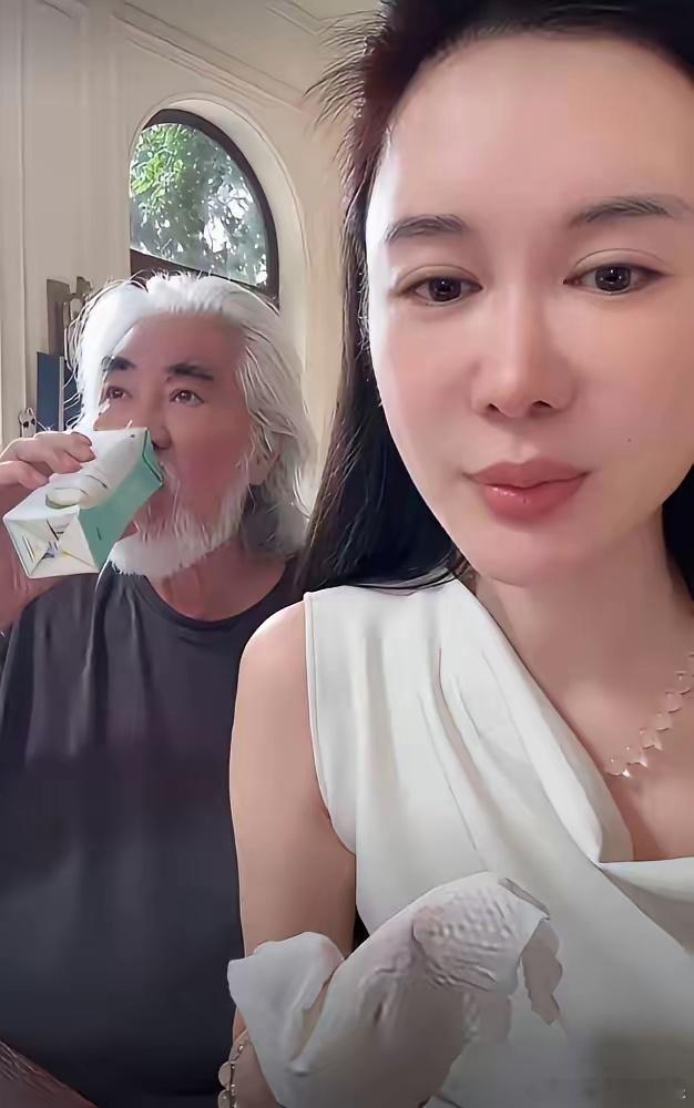 这两个老少配还真诠释了，白发苍苍对红妆。张纪中满头的白发，那状态简直了。​据说张纪中这段时间都要气炸