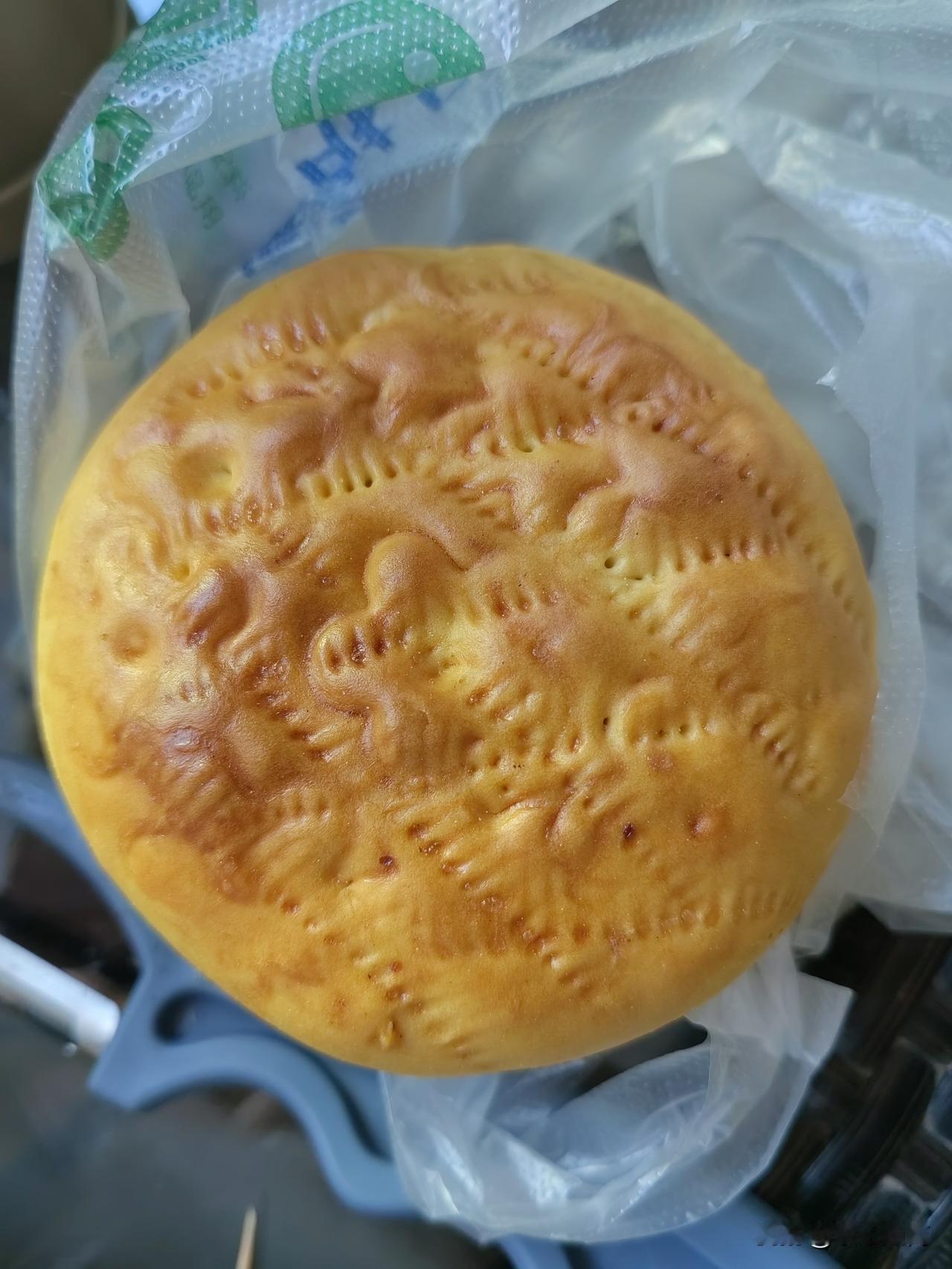 临近中秋，孤身出游在外，路过一间做饼的店铺，突然想起家乡的月饼。广式月饼我最喜欢