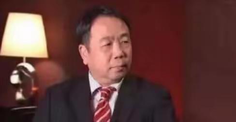 “我作为一个中国人非常抱歉！”“钓鱼岛是日本的！中国应该立刻放弃对钓鱼岛的争夺！