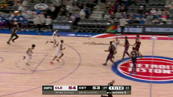 骑士球星莫布里真是太豪橫霸气了！在今天骑士客场挑战活塞的比赛中，当时比赛进行到了