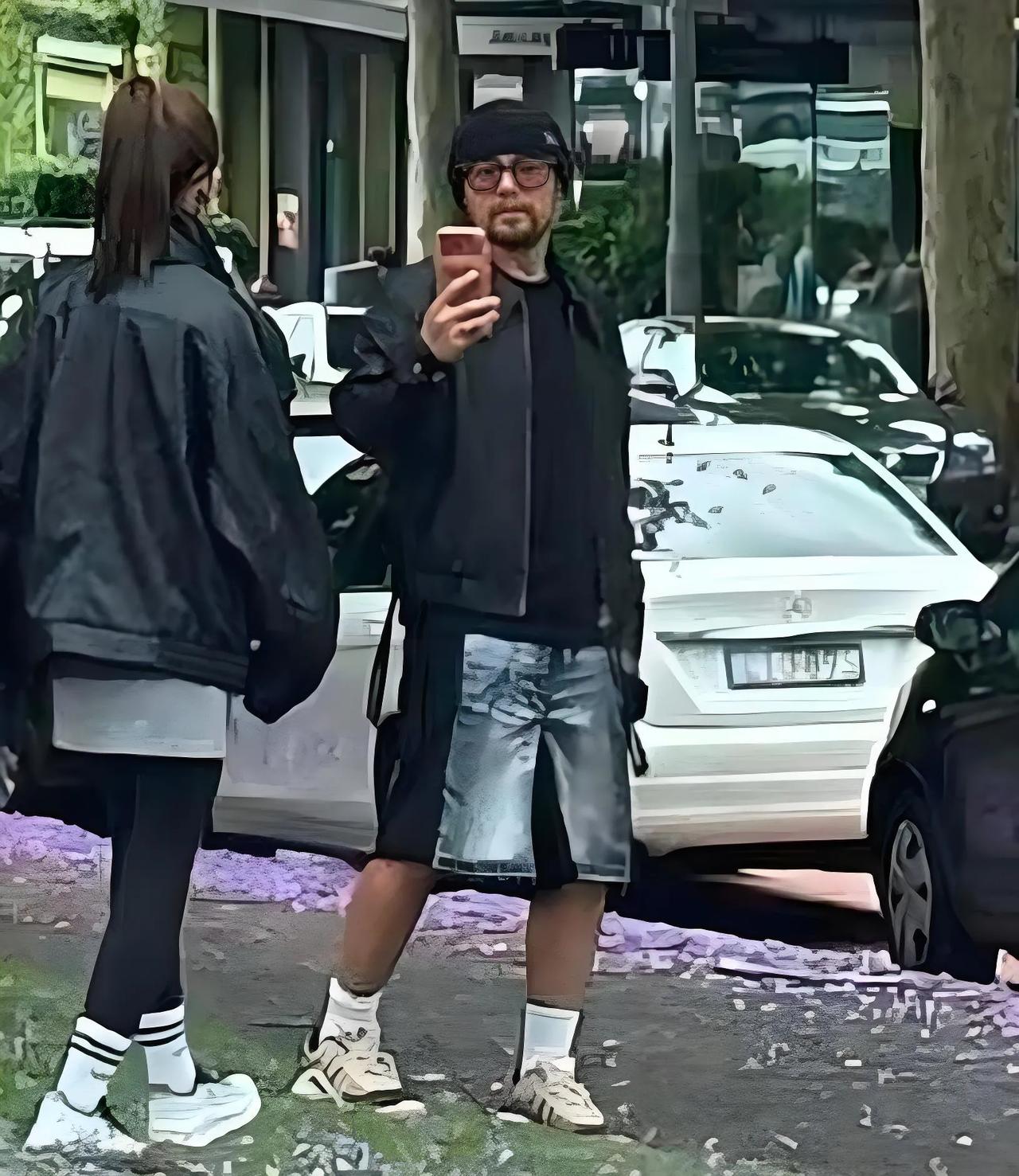 以前的杰伦挺阳光帅气，结婚后怎么越发的邋遢，不修边幅。刚出道时周杰伦的样子大