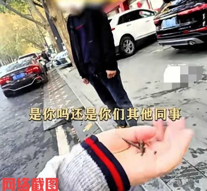 湖北武汉有女子开车去学校接孩子。此刻正是接孩子的高峰期，女子在学校门口没有遇