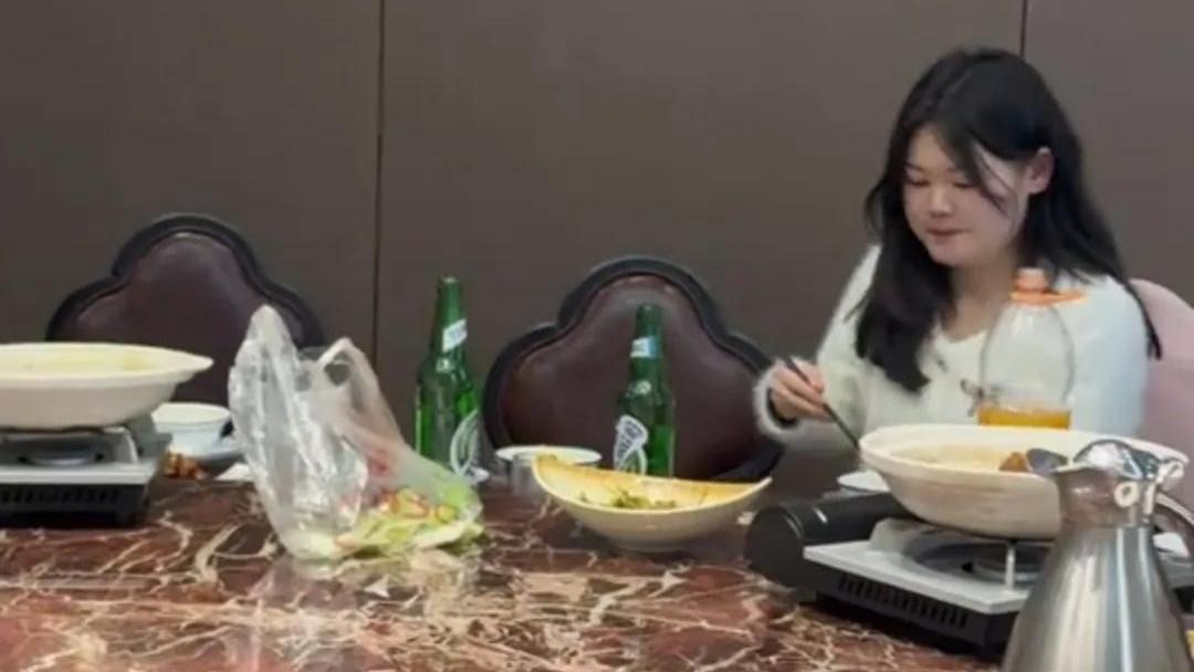 男子相亲,母亲嫌女孩吃相难看没教养!网友:难怪你儿子36没对象