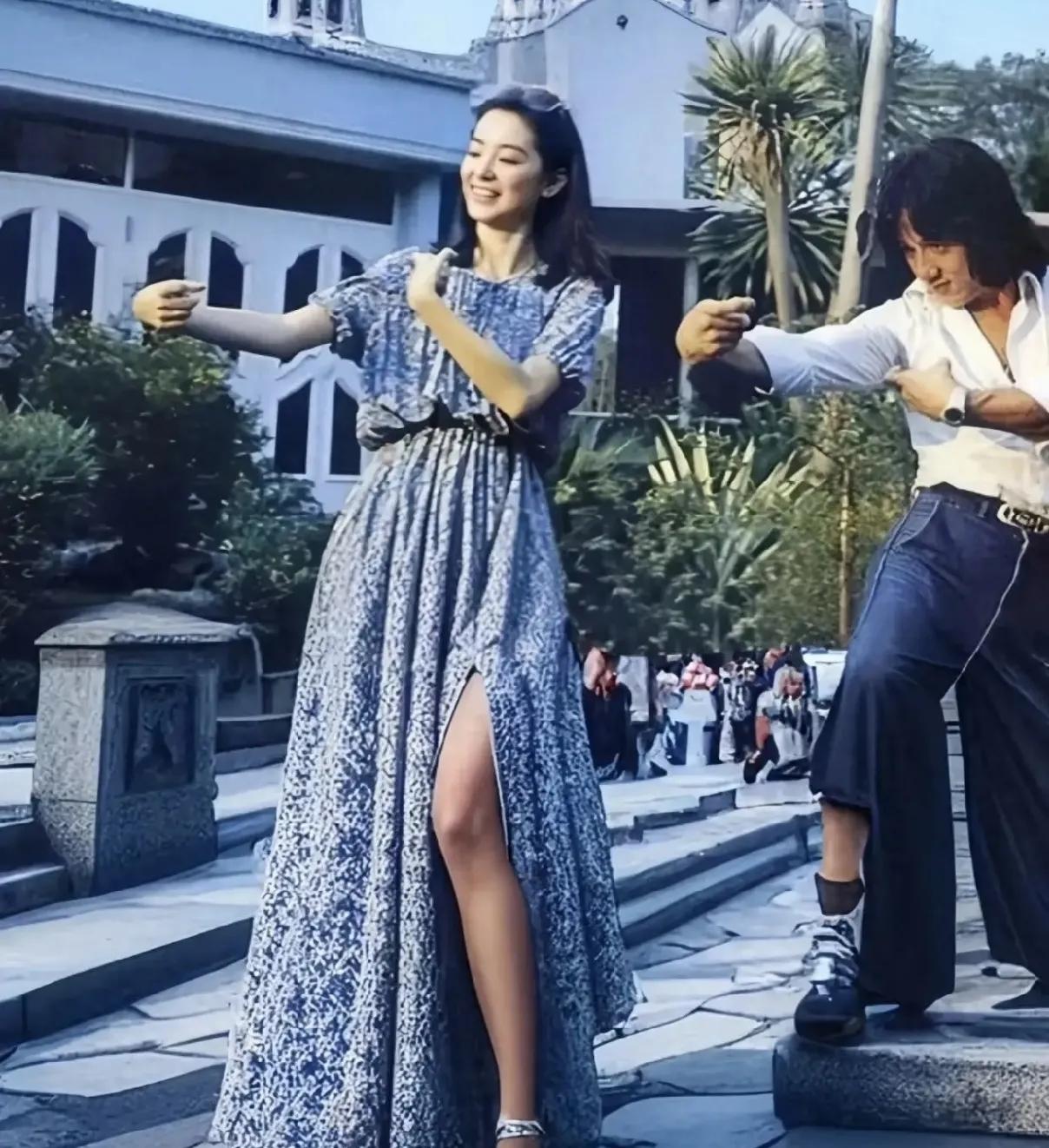 成龙，深夜悲痛发文！7月14日凌晨00:31分，成龙突然在社交平台发文，字里