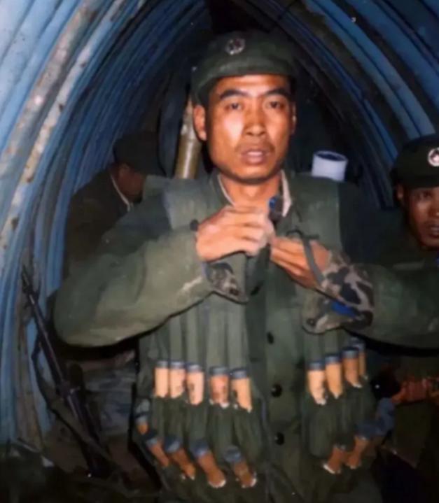 1986年10月14日，魏文勇面对镜头留下了牺牲前的最后一张宝贵照片。镜头里