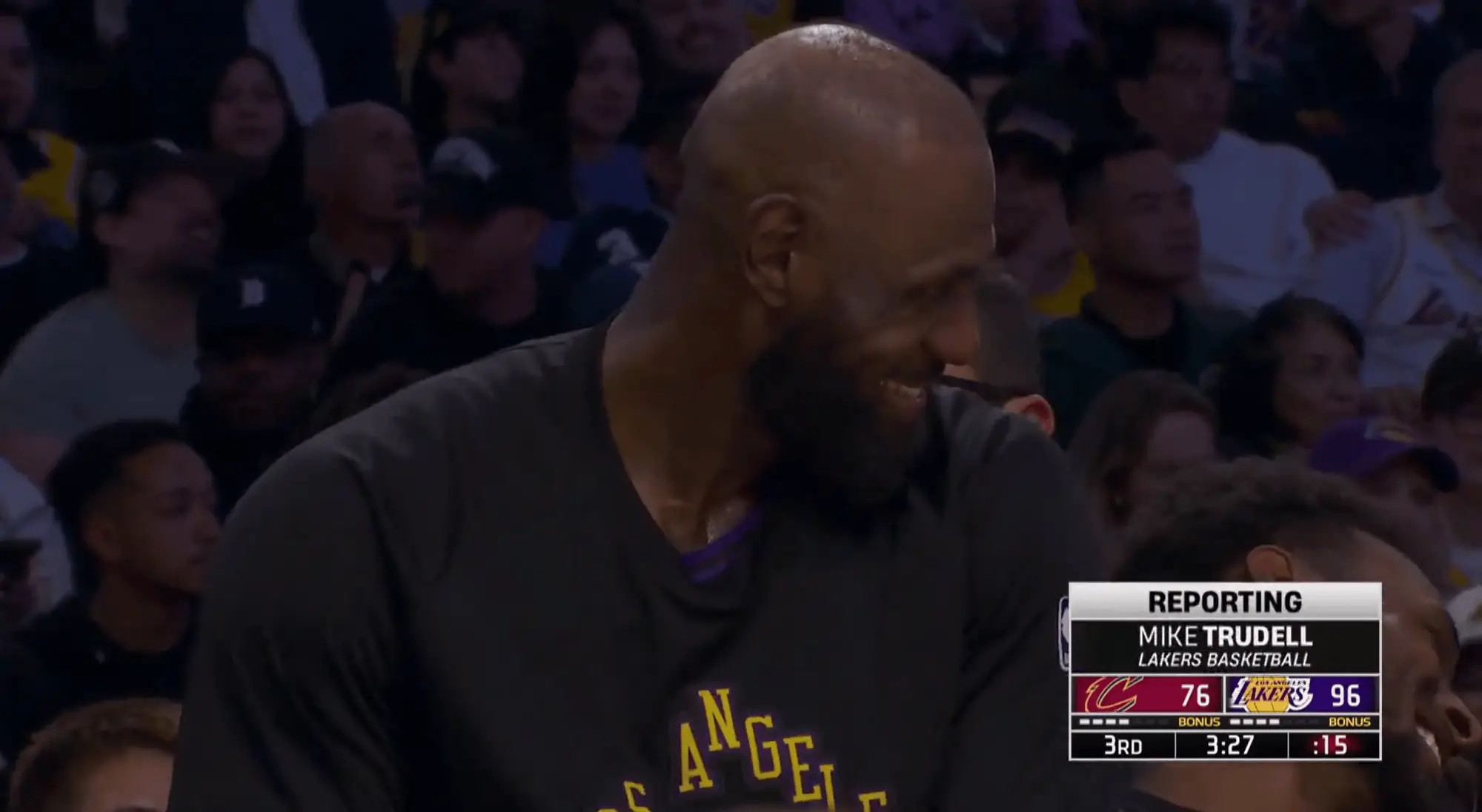 本场比赛詹姆斯父子都有记录斩获：勒布朗詹姆斯常规赛+季后赛拿到1229胜，超越贾