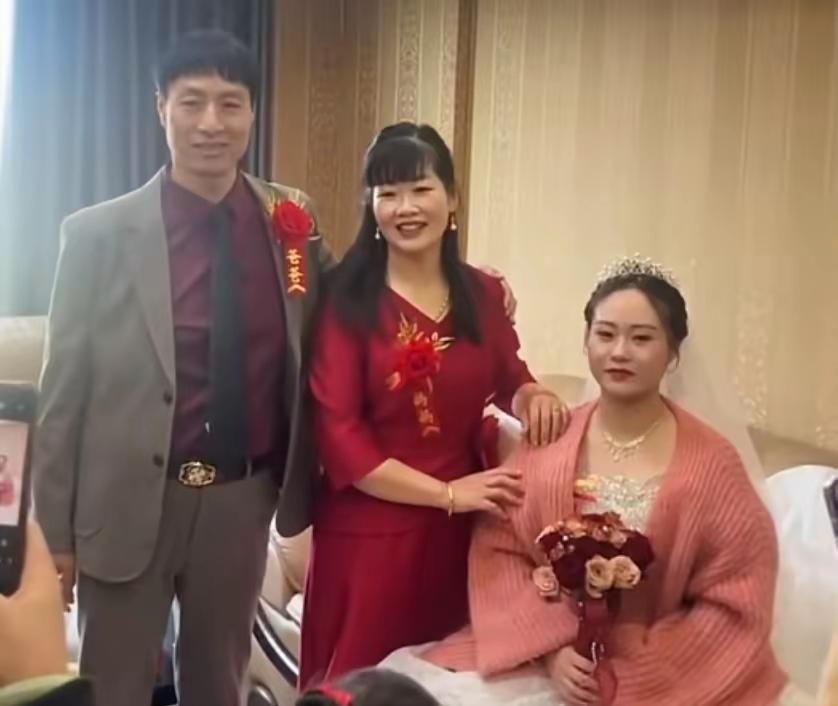 远嫁的代价。安徽女子远嫁福建漳州。如今，生了小公主，外公外婆不远千里前去祝贺。