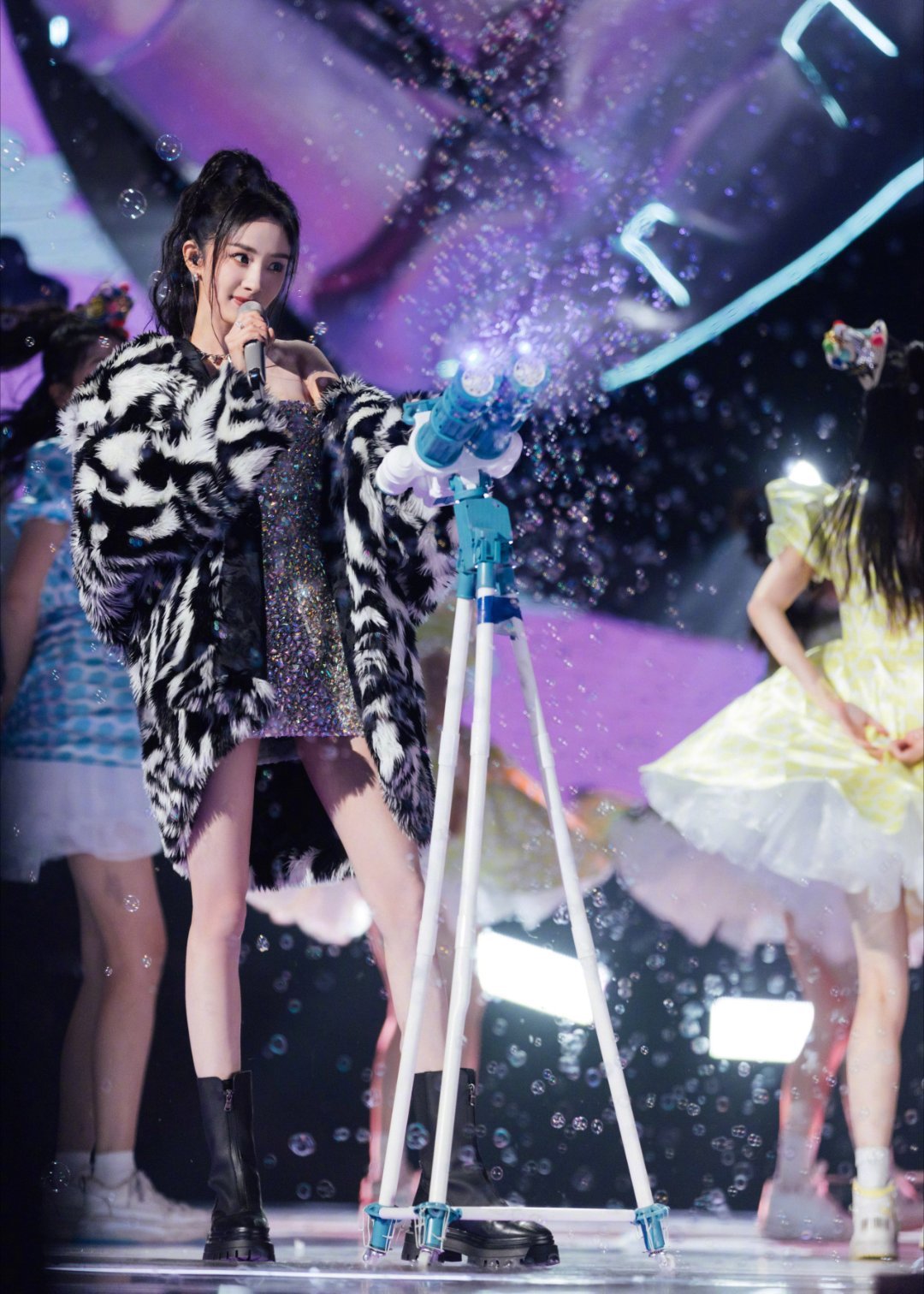 杨幂就让这大雨全部落下歌手幂快开演唱会！​​​