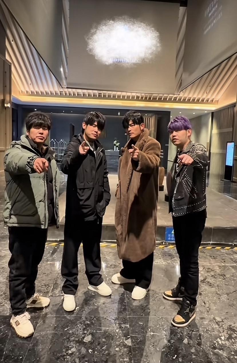 这个年头长得像明星也是件大好事！以前长得像明星，可能会去做替身。现在网络