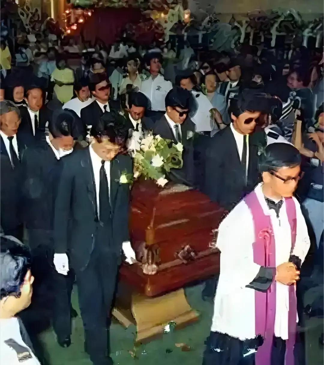 26岁黄蓉真走了那天红磡挤爆，两万人把路堵死。棺木抬出时，刘德华打头，后面