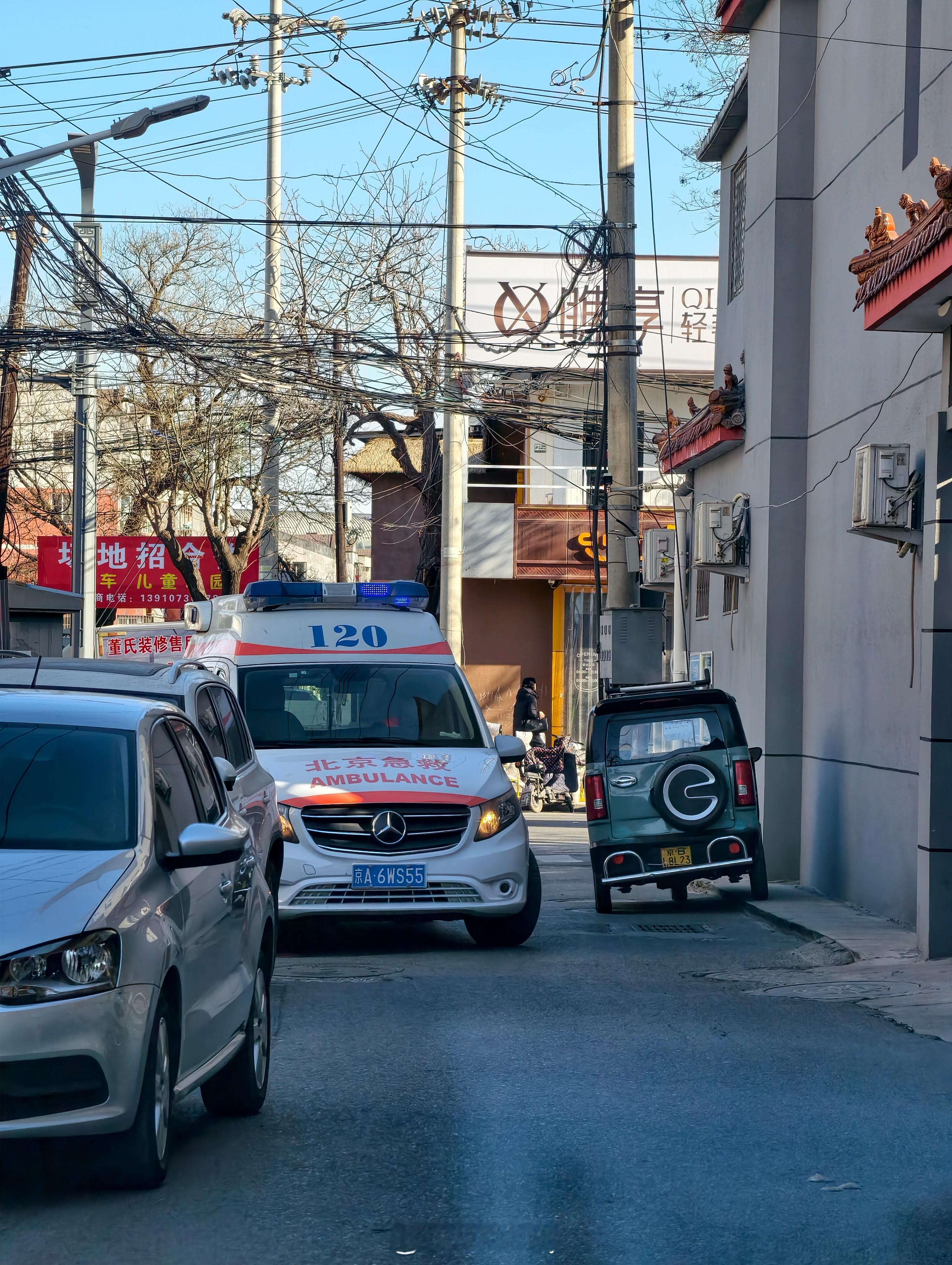 看到这么停车我真的气笑了...挡着普通车也就算了，还影响救护车。。这老头乐也是一