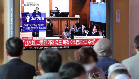 判金建熙4年实刑的第八天，55岁的"铁面法官"申宗旿，在法院坠楼身亡。