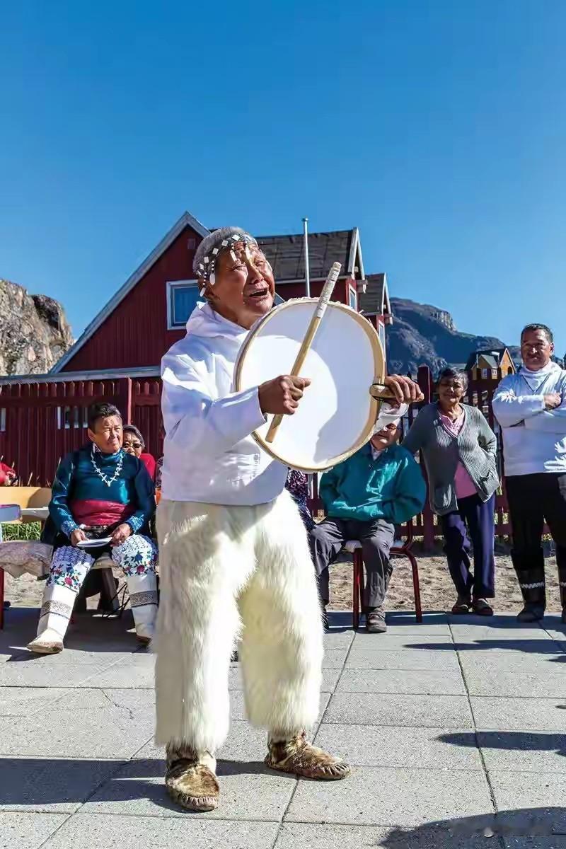 格陵兰岛上原住民表演的项目，看起来似曾相识，因为这个人长得也有点像土生土长的东北