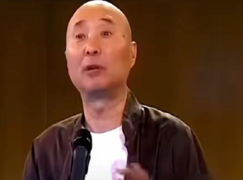 陈佩斯一句话，直接戳穿了周星驰喜剧的骗局。他说，周星驰根本不是在搞笑，而是展示一