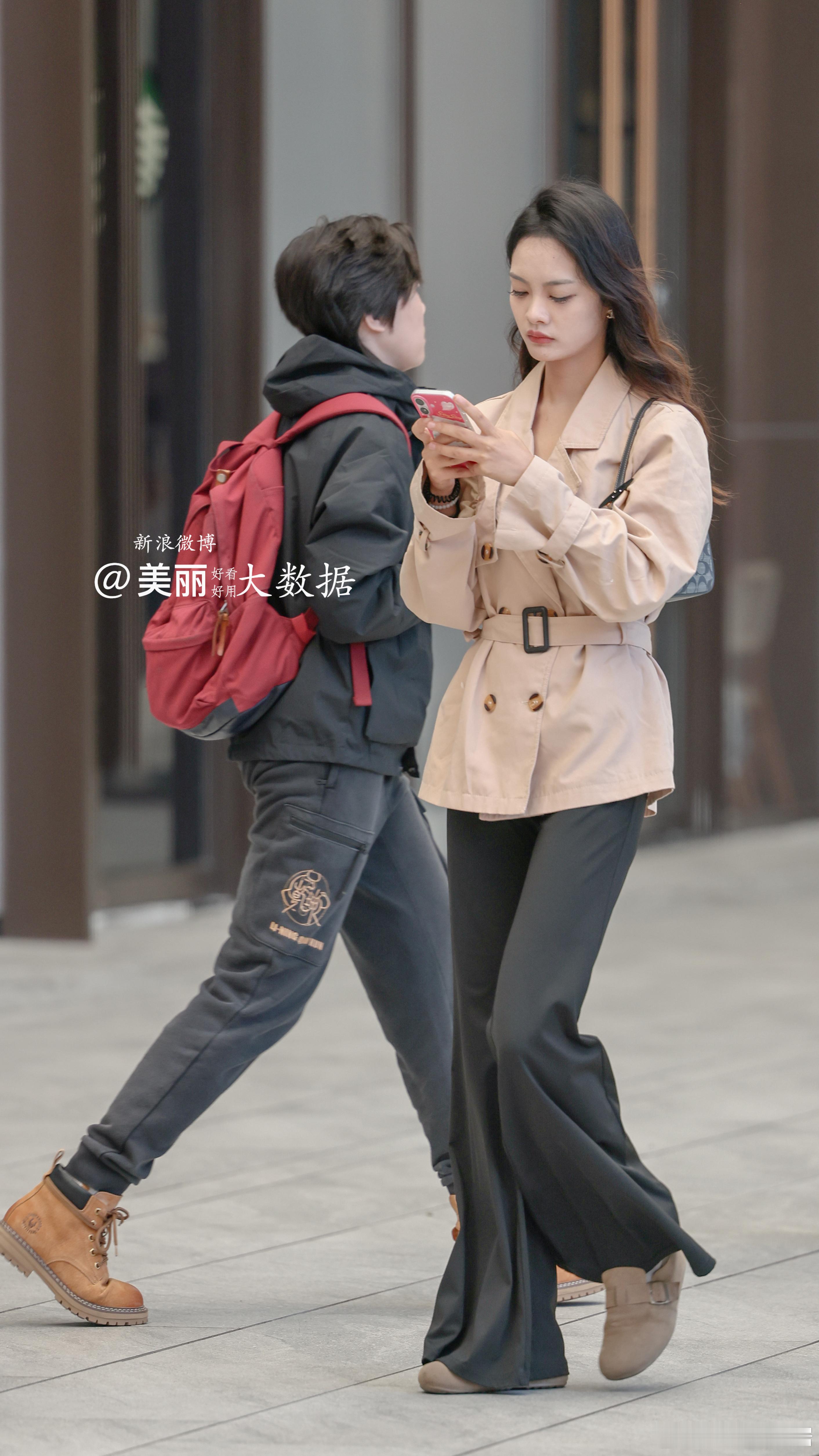 擦肩而过。街拍