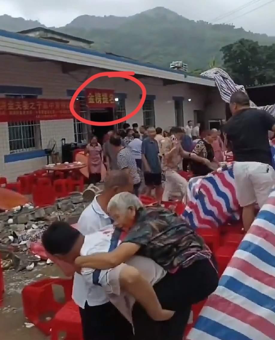 四川升学宴这件事，把“乐极生悲”具象化了。村里好不容易出了个考上川大的状元，全