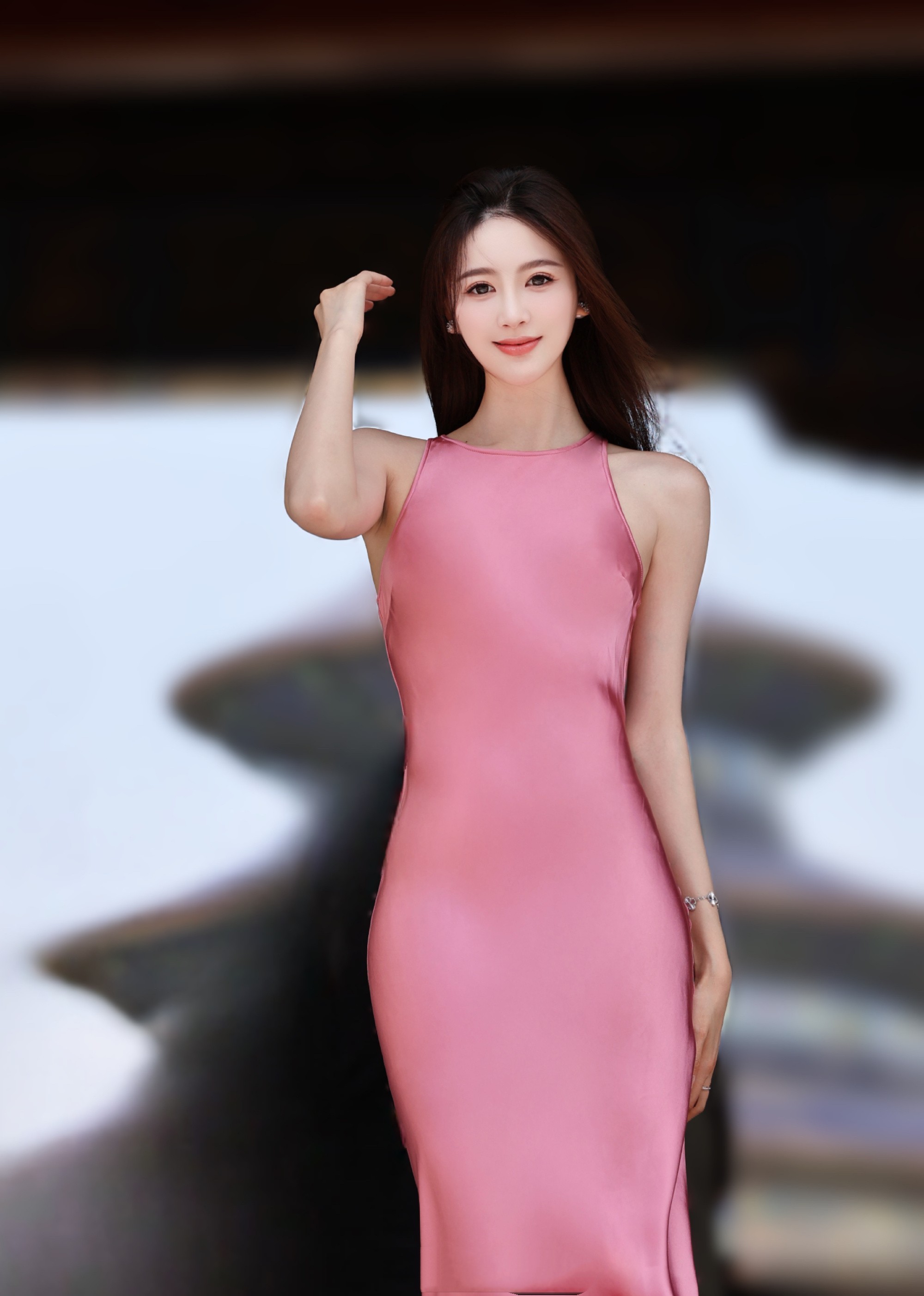 李丹儿粉红挂脖裙，轻盈曼妙甜笑可人。李丹儿