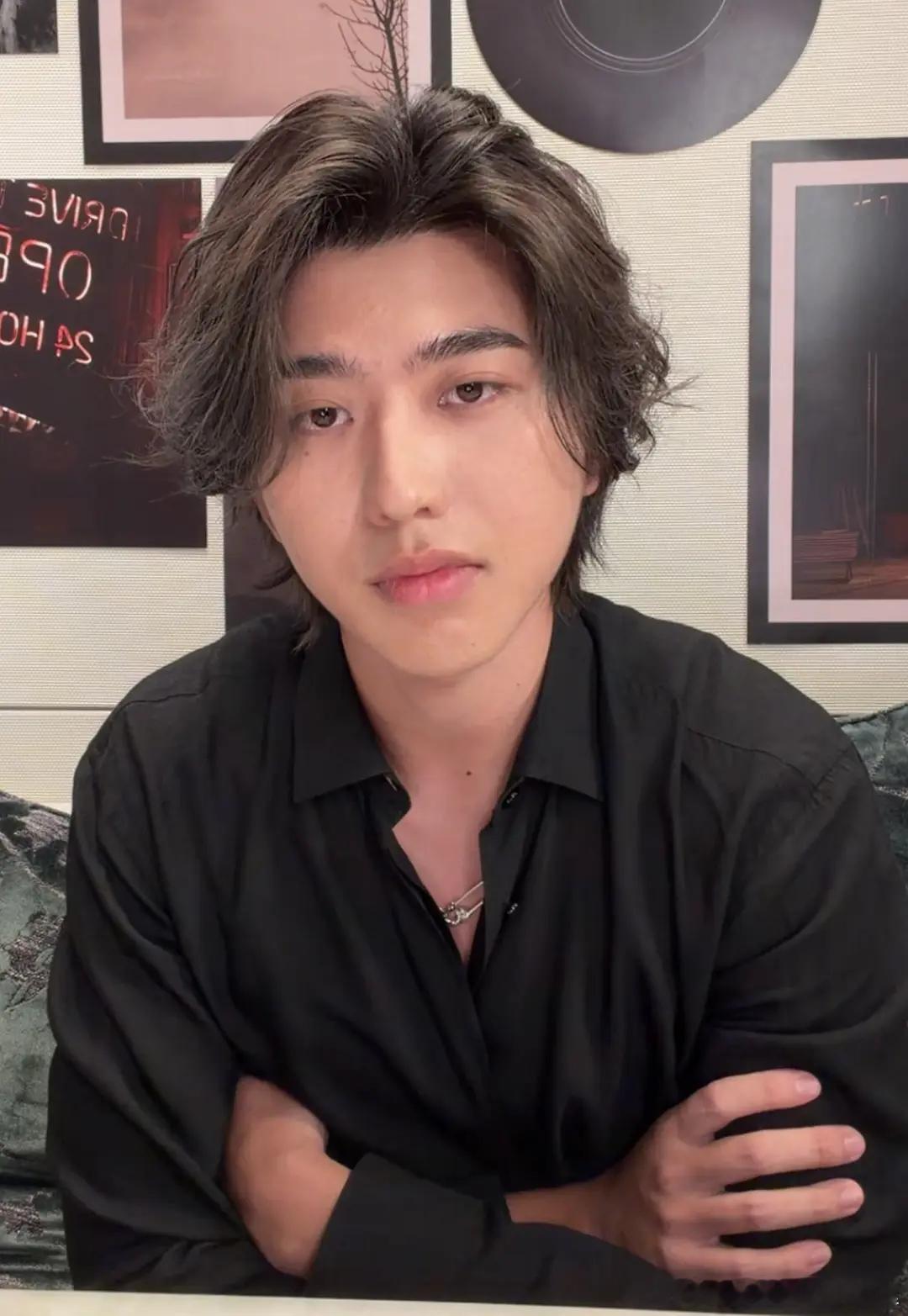 蔡徐坤直播截图，脸看着和之前变化大吗？Jasmine的MV是蔡徐坤自己剪的