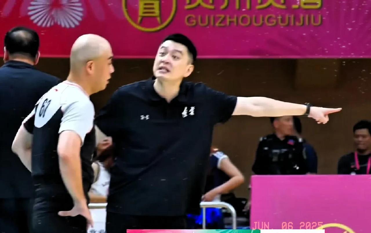 cba光头裁判郭楠自知理亏，吹高诗岩技术犯规后，杨鸣暴走表达抗议，郭楠语重心长做