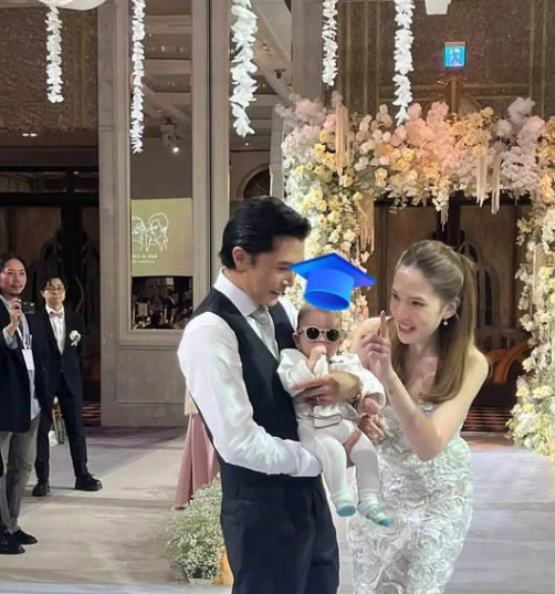 邱泽婚礼上单手抱娃切蛋糕惊呆宾客！三个月大儿子尖下巴复刻父亲，长腿预示身高将超1