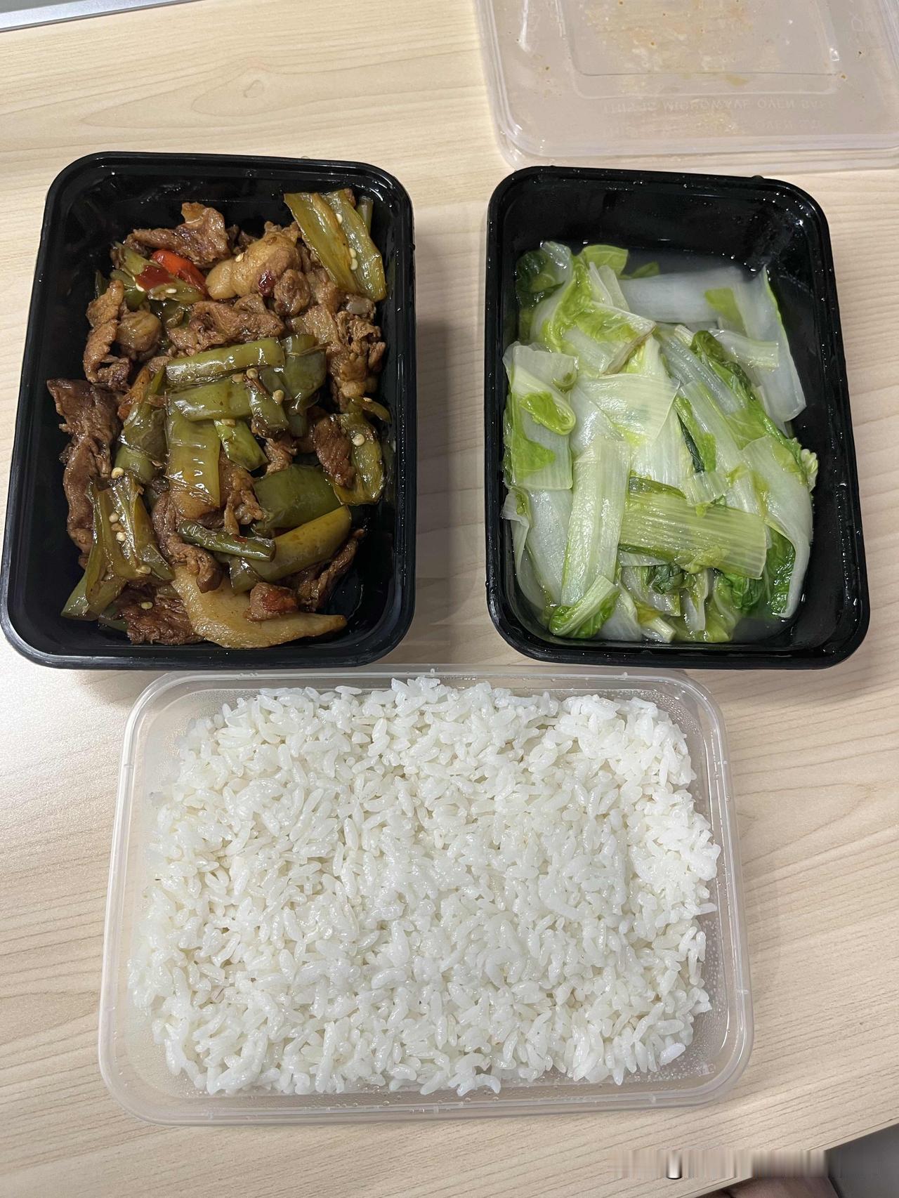 上海一顿简单的中午饭，就花了这么多钱！绝对颠覆你的想象哦。一个小炒肉+一份蔬