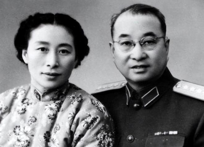 1961年，开国大将陈赓临终前对妻子低语：“有两件事，我怕你承受不起。”他没说家