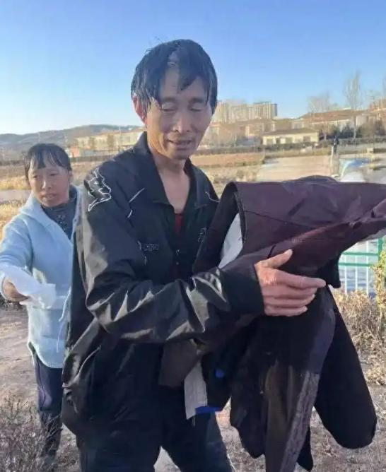 “这才是真正的英雄！”2月16日，山西，一名47岁的大叔正在陪妻子和孩子散步。突