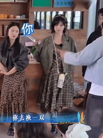 沈月不容易，厚底鞋里头还垫上内增高，个子矮在娱乐圈确实很难。徐志胜担心沈月鞋子太